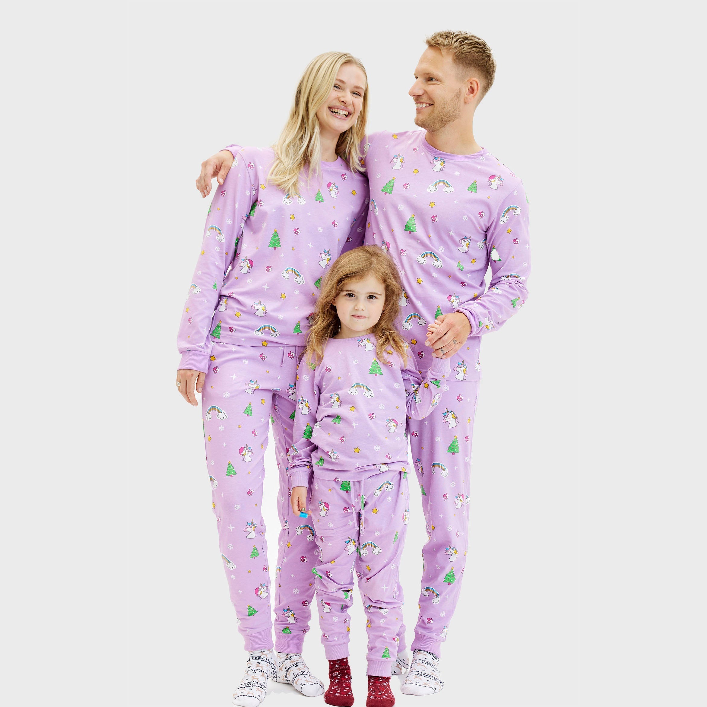 Lila Einhorn-Weihnachtspyjama für Damen, Herren und Kinder mit bunten Motiven.